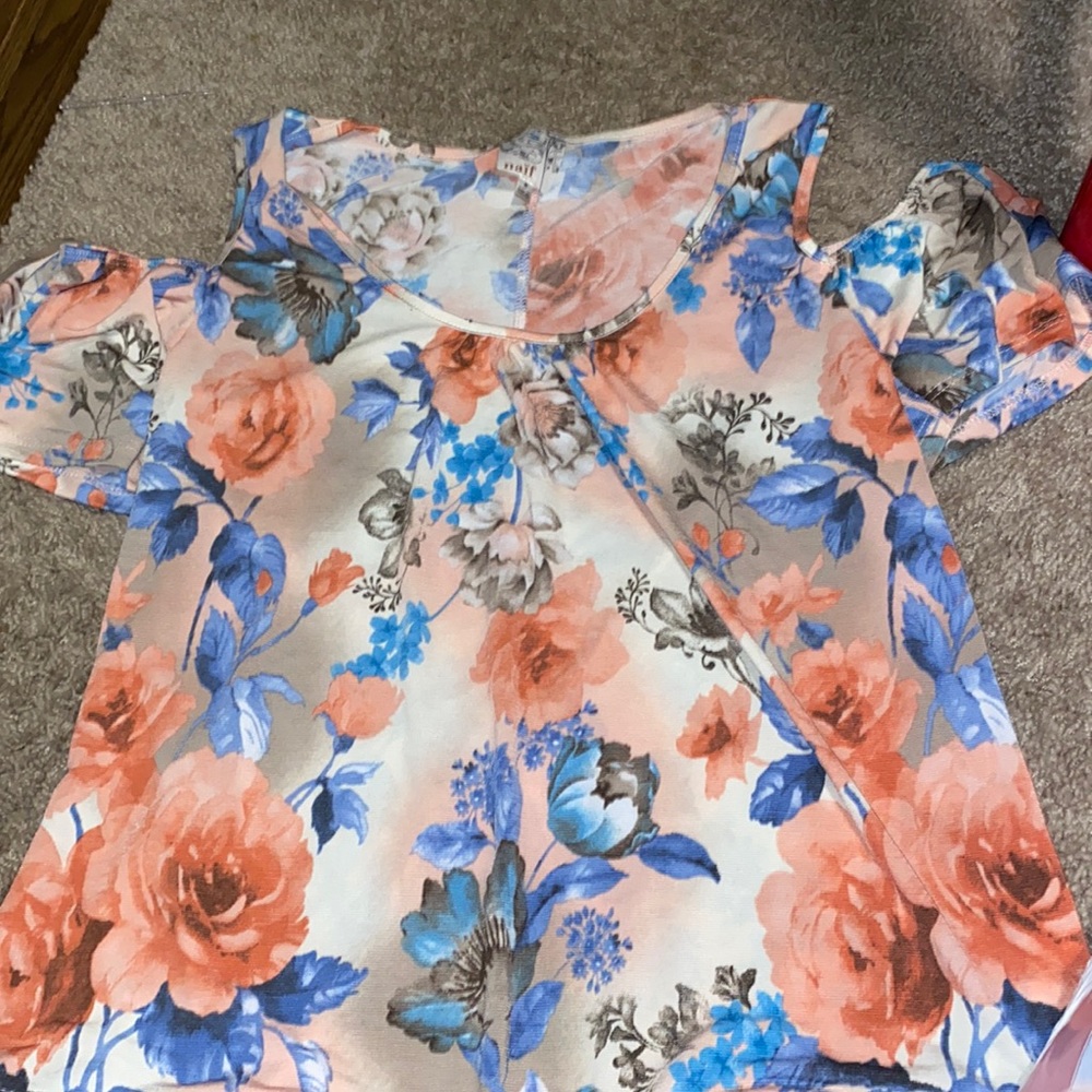 Flows light cute shirt with flowers